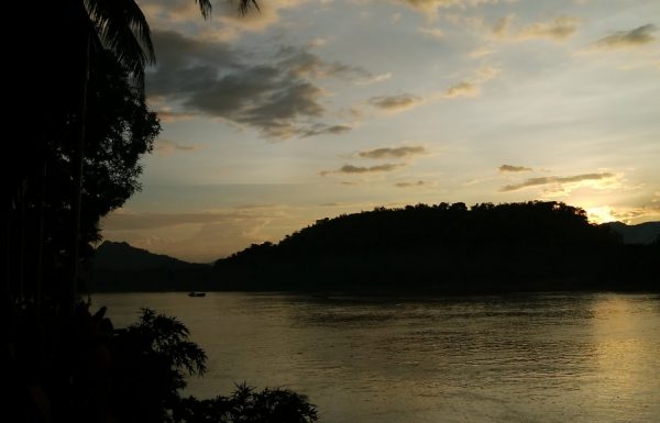 ルアンパバーンメコン川の夕陽