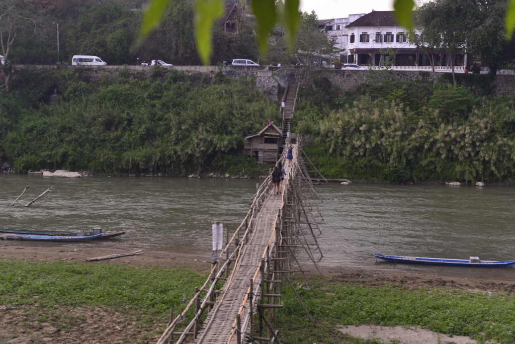 ナムカーン川にかかる竹橋