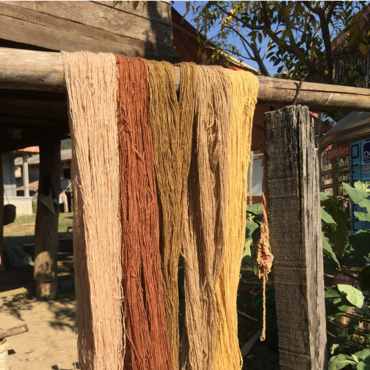 カラフルに染色された糸 dyed yarns